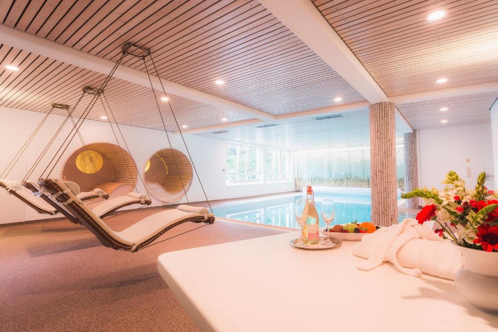 巴特司塔福斯坦酒店 - 埃里希罗第格餐厅的一间带秋千和游泳池的房间
