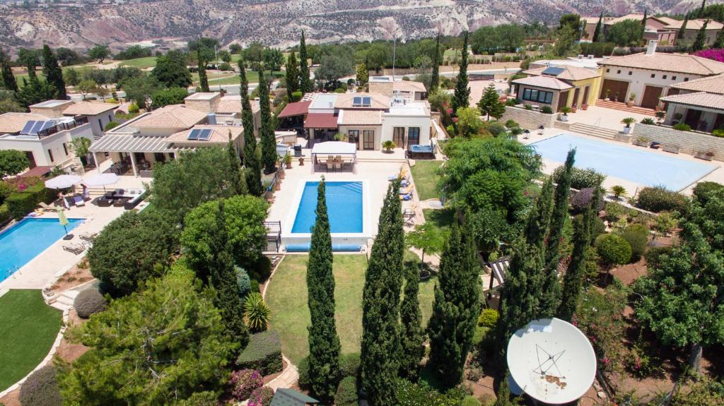 库克里亚Villa UNIDERA的享有带游泳池和树木的房屋的空中景致