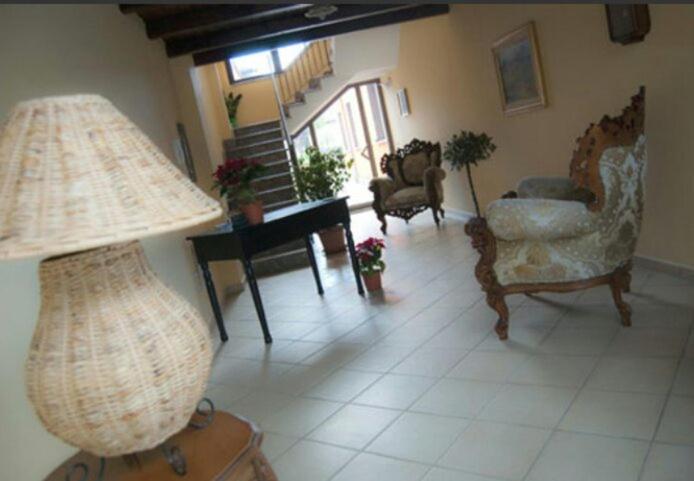 卡拉塔比亚诺Il Nido Degli Angeli的客厅配有两盏灯和一张沙发