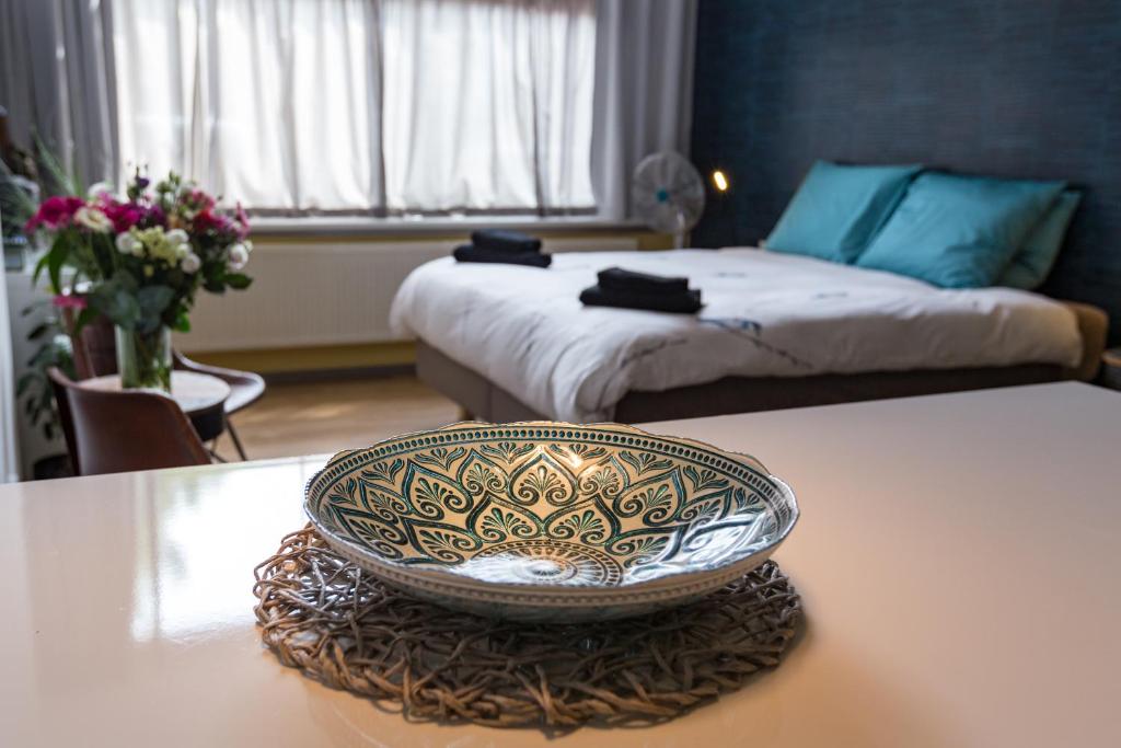 阿姆斯特丹阿姆斯特丹之家工艺品酒店的床上的碗