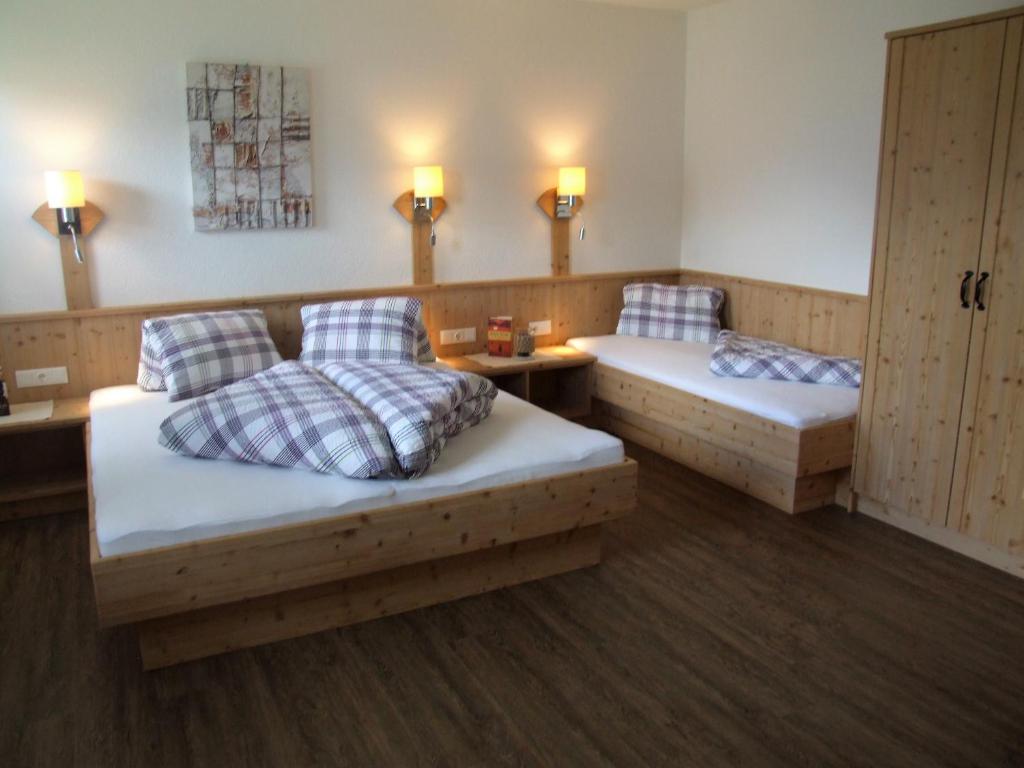 齐勒谷地里德Ferienwohnung Lehenhof的客房设有两张床、一张桌子和灯