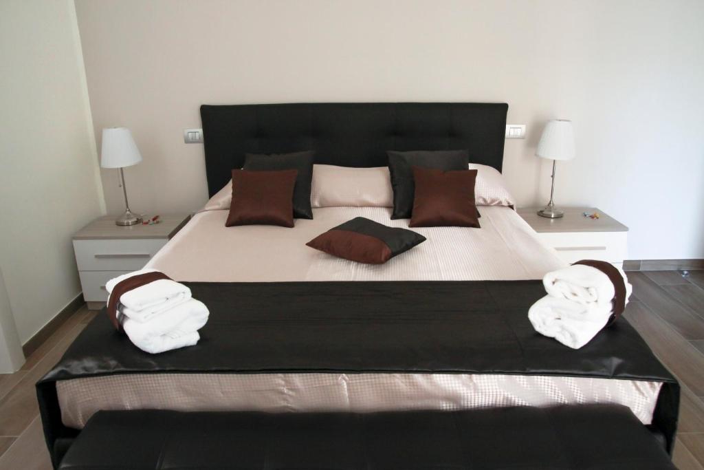 萨莱诺B&B Il Ritratto的一间卧室配有一张大床和毛巾