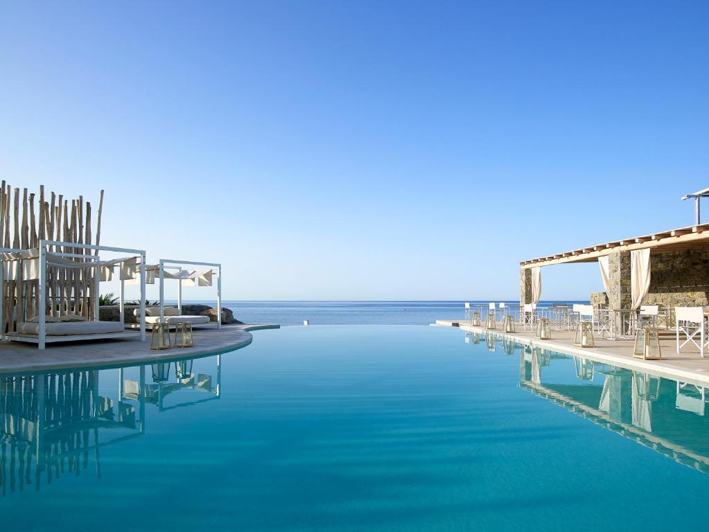 PaliochoriArtemis Seaside Resort的海边的蓝色海水