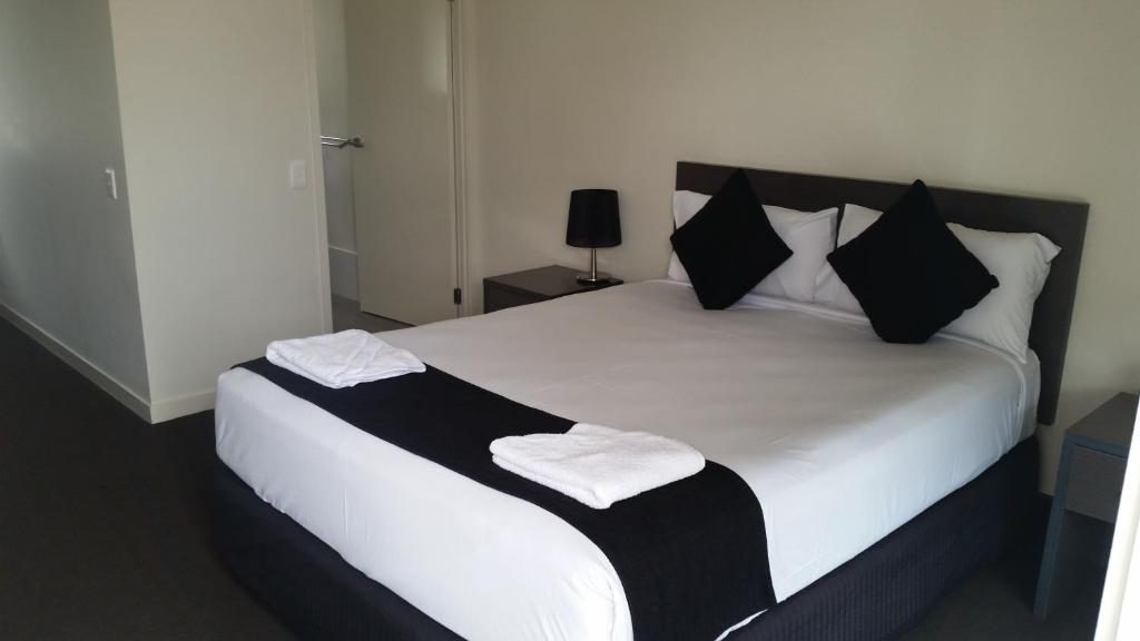 卡佩利亚卡佩拉杜丽斯酒馆及汽车旅馆的一张配有黑白床单和枕头的床