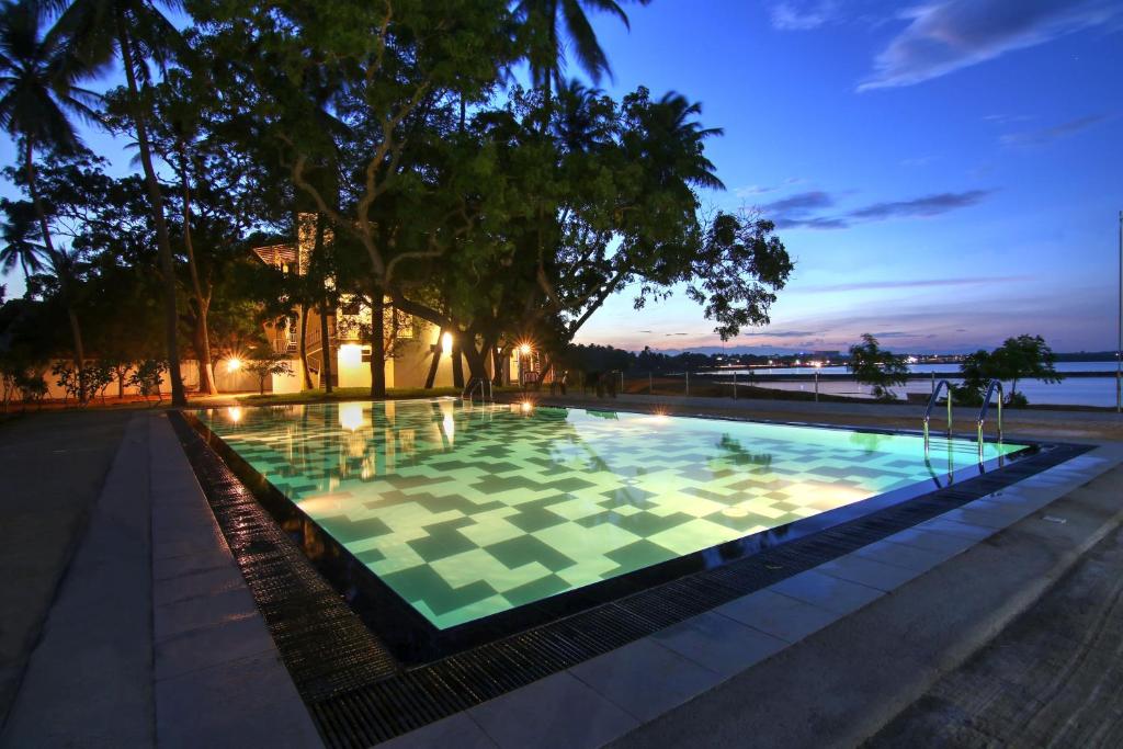 汉班托塔汉班托塔翠绿酒店的一个大游泳池,上面有棋盘图案