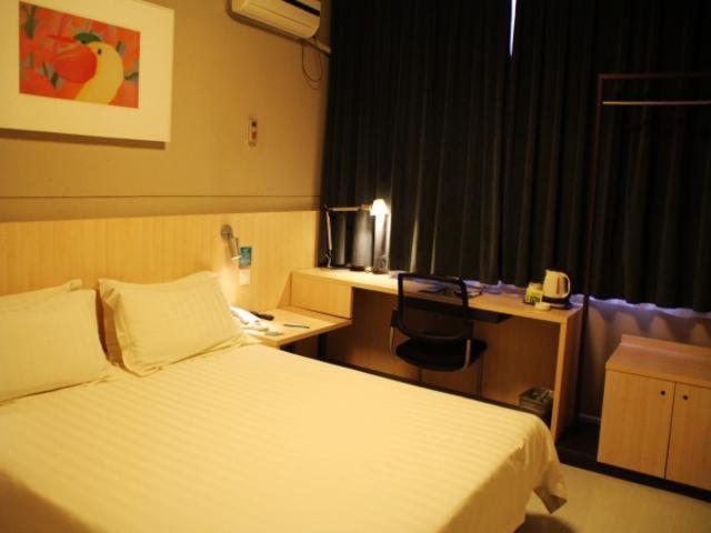 郑州锦江之星郑州大石桥酒店的配有一张床和一张书桌的酒店客房