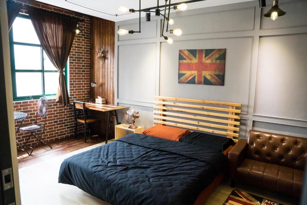 台南Baker Street 英伦风旅店 近台南火車站的一间卧室配有一张床和一把椅子