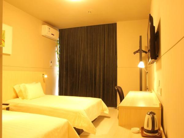苏州锦江之星苏州石湖国际教育园酒店的酒店客房设有两张床和电视。