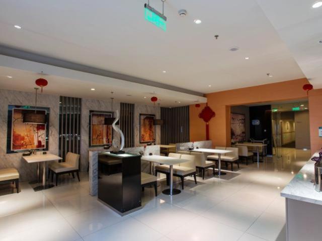 上海锦江之星上海虹桥枢纽天山西路酒店的一间在房间内配有桌椅的餐厅