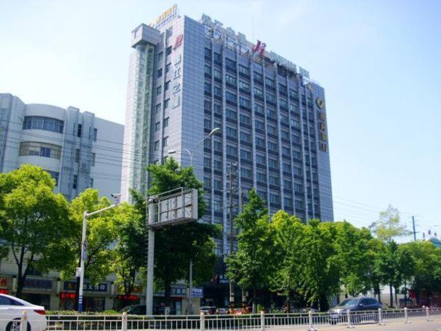 南通锦江之星酒店(南通工农路店)的一座高大的建筑,上面有起重机