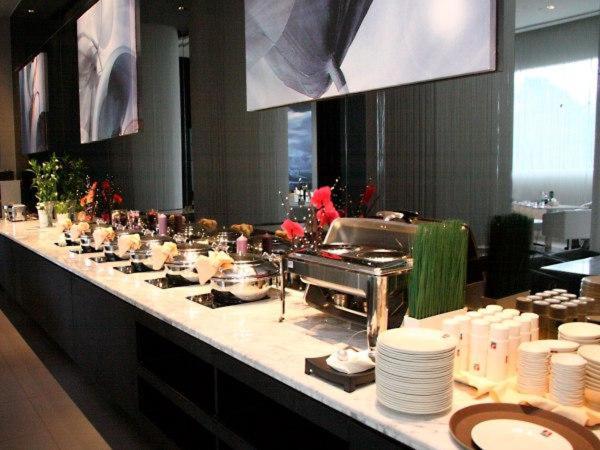 成都锦江之星成都白果林地铁站酒店的餐厅的自助餐,包括盘子和食物
