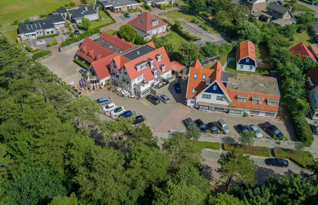 德科赫Het Uilenbos的享有带停车场的大房子的空中景色