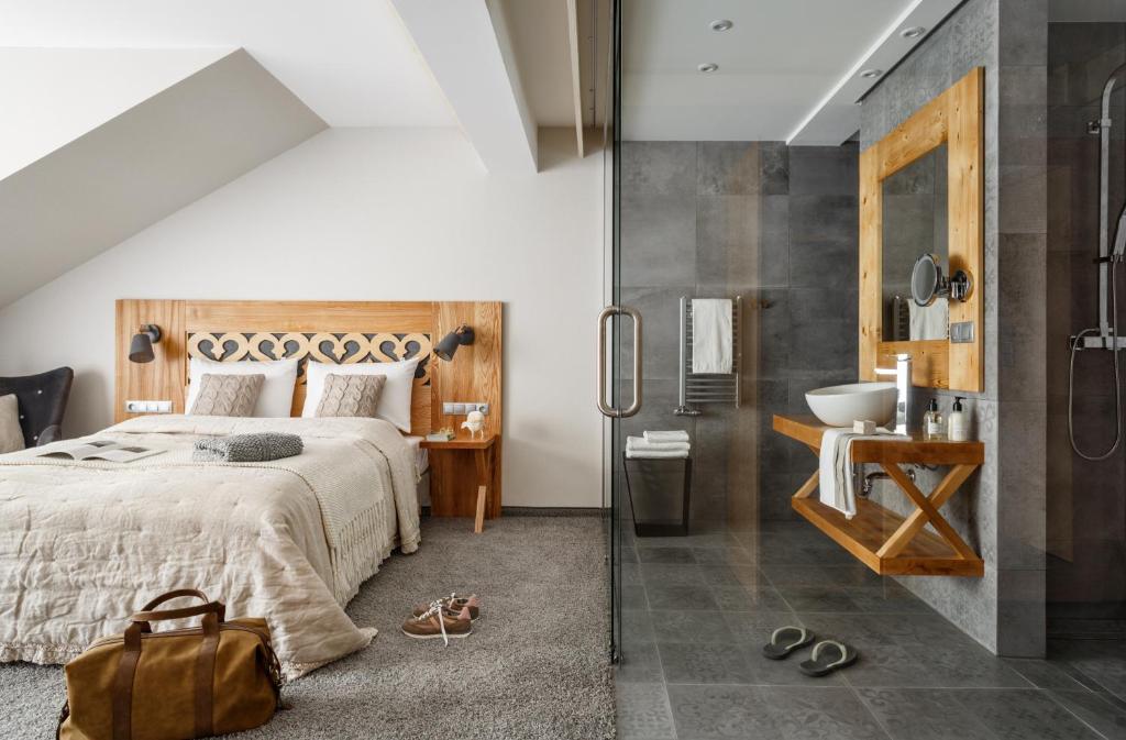 扎科帕内Villa Nova的一间卧室配有一张床、淋浴和盥洗盆