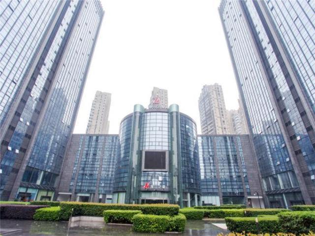 绍兴锦江之星绍兴柯桥万达广场会展中心酒店的城市中一群高大的建筑