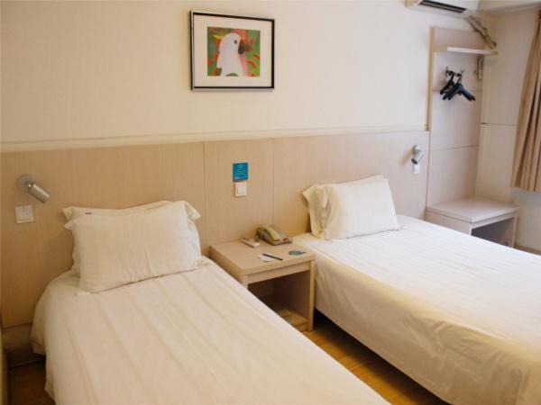 西安锦江之星西安建国门酒店的酒店客房带两张床和电话