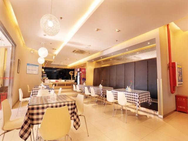 廊坊锦江之星廊坊步行街酒店的一间在房间内配有桌椅的餐厅
