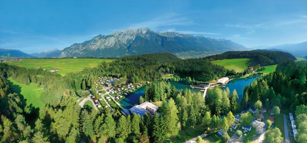 因斯布鲁克纳特尔赛度假乐土酒店的享有湖泊和山脉的度假村的空中景致