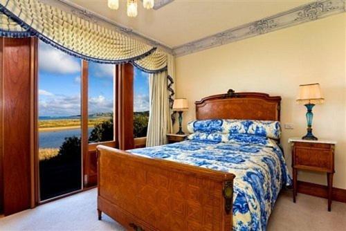 阿波罗湾宾馆客房内的一张或多张床位