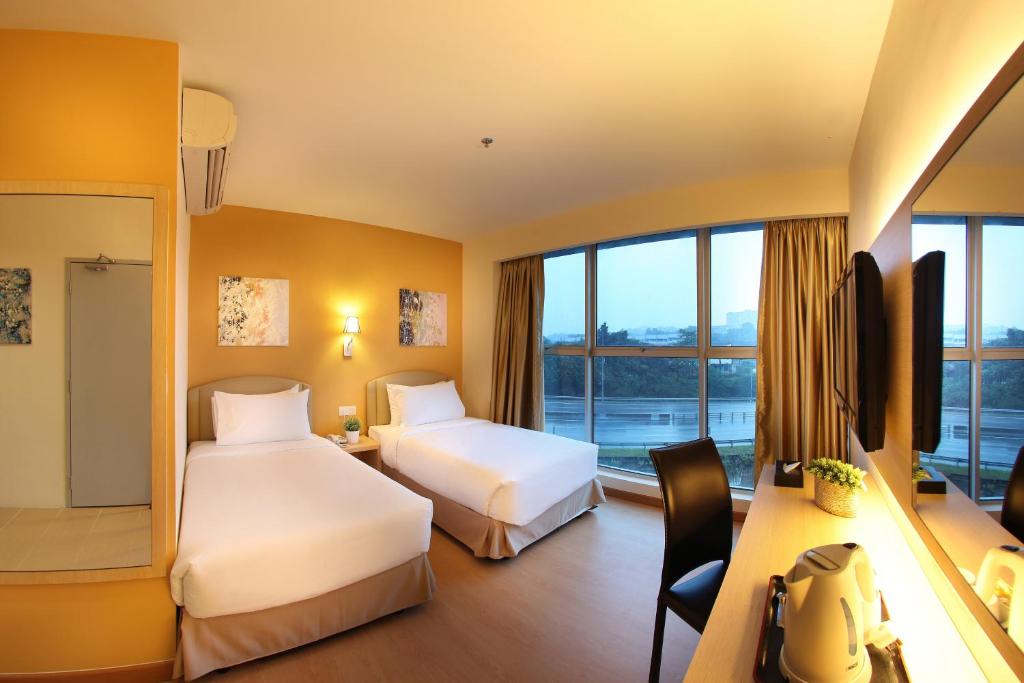 吉隆坡明科特酒店的酒店客房设有两张床和窗户。