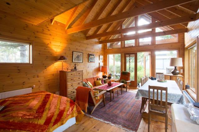 惠拉盖尔济Beautiful Cottage in Hveragerdi的一间卧室配有一张床和一张书桌