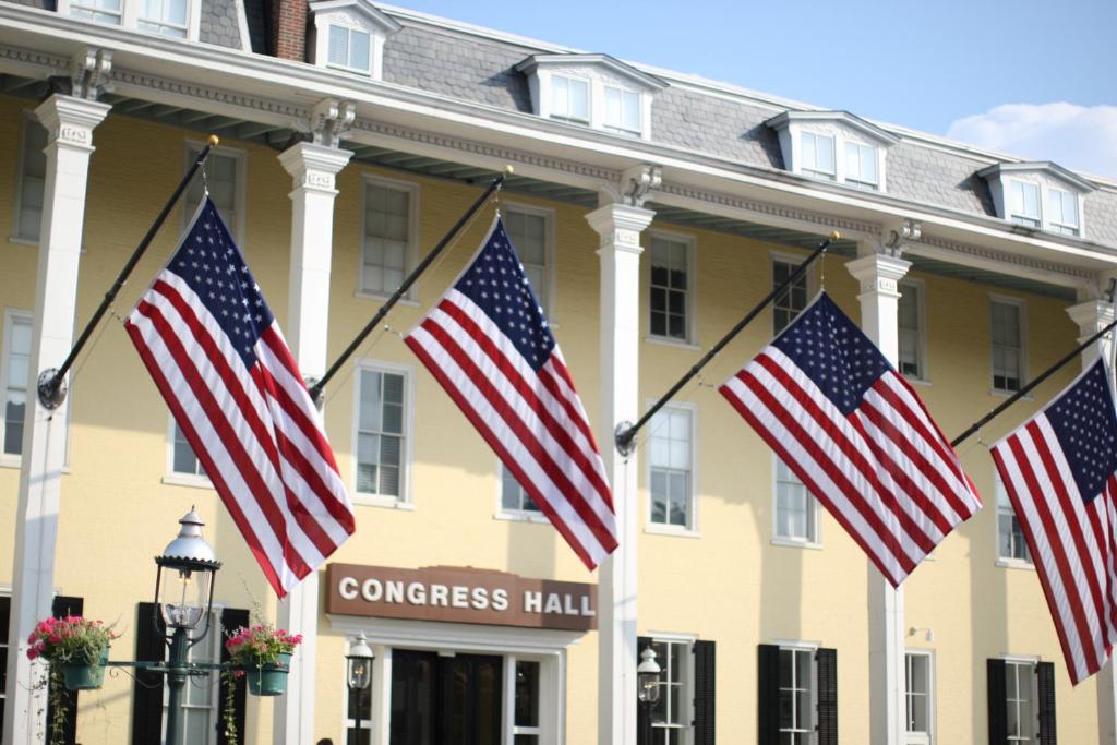 五月岬郡国会大厦酒店的国会大厅前一排美国国旗