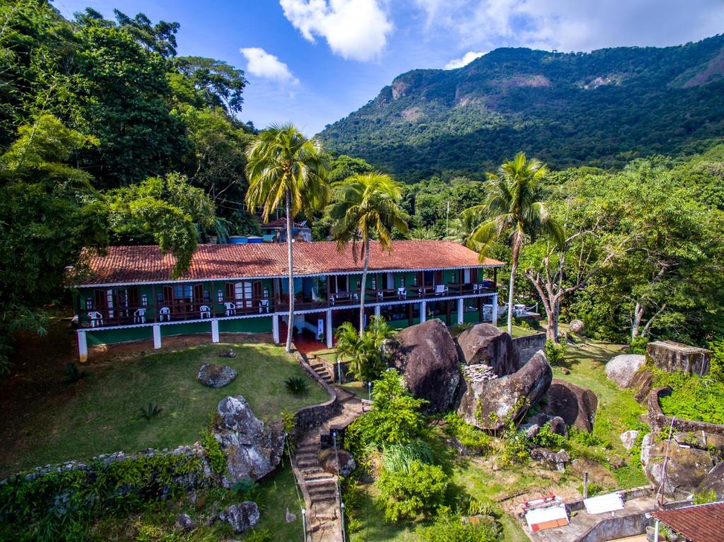 Praia do BananalPousada Três Coqueiros的享有度假胜地的空中景致,以山脉为背景