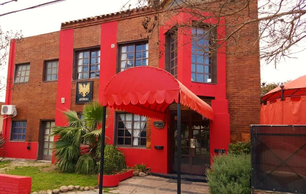 维拉卡洛斯帕兹波萨达阿鹏洛斯纽旅馆的红砖建筑,上面有时钟