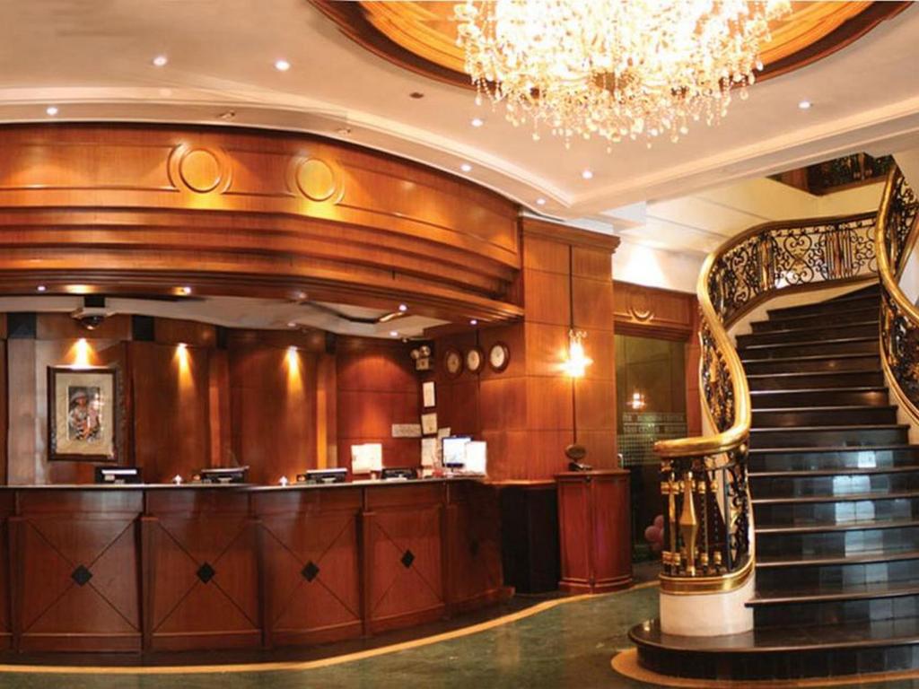 马尼拉塞提特托尔酒店的酒店大堂设有楼梯和竖琴
