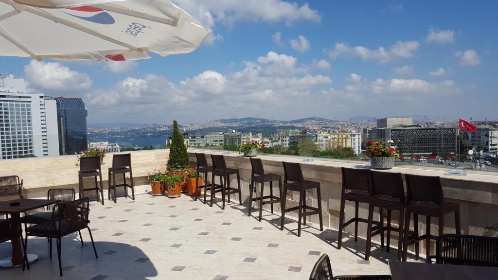 伊斯坦布尔塔克西姆高南酒店的阳台上的一排桌椅