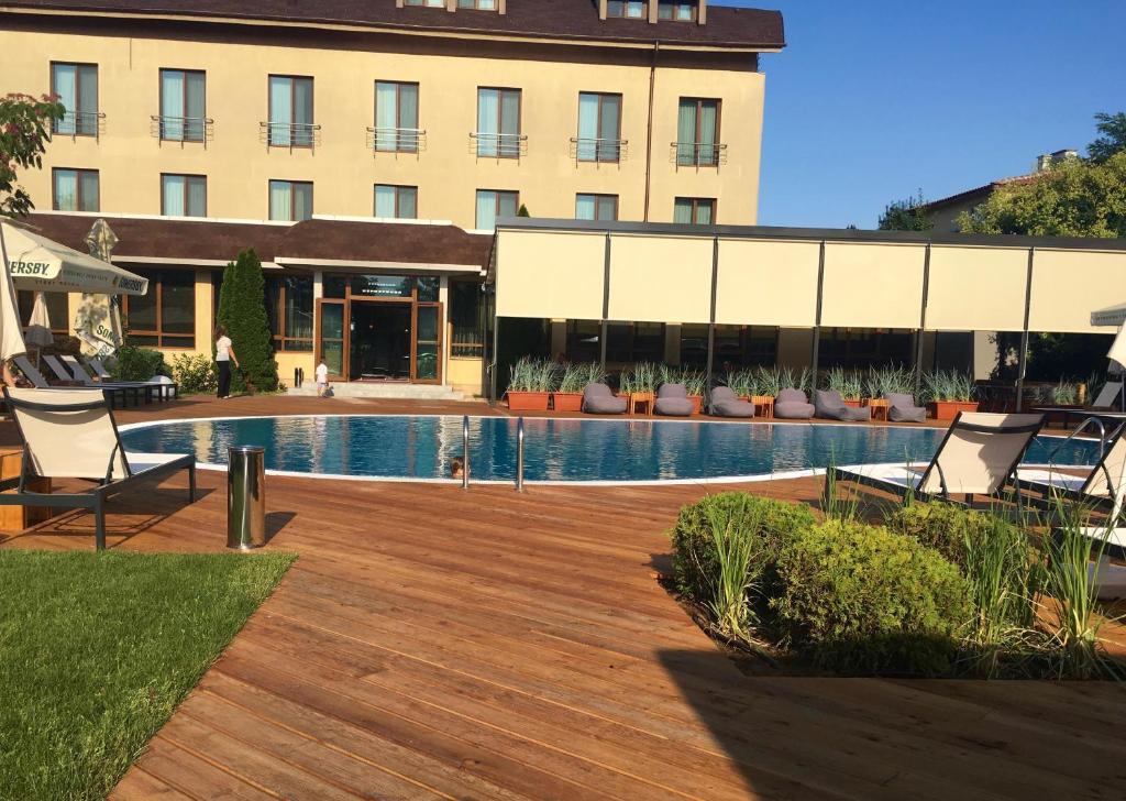 克尔贾利博贝利空酒店的一个带游泳池和椅子的度假胜地和一座建筑