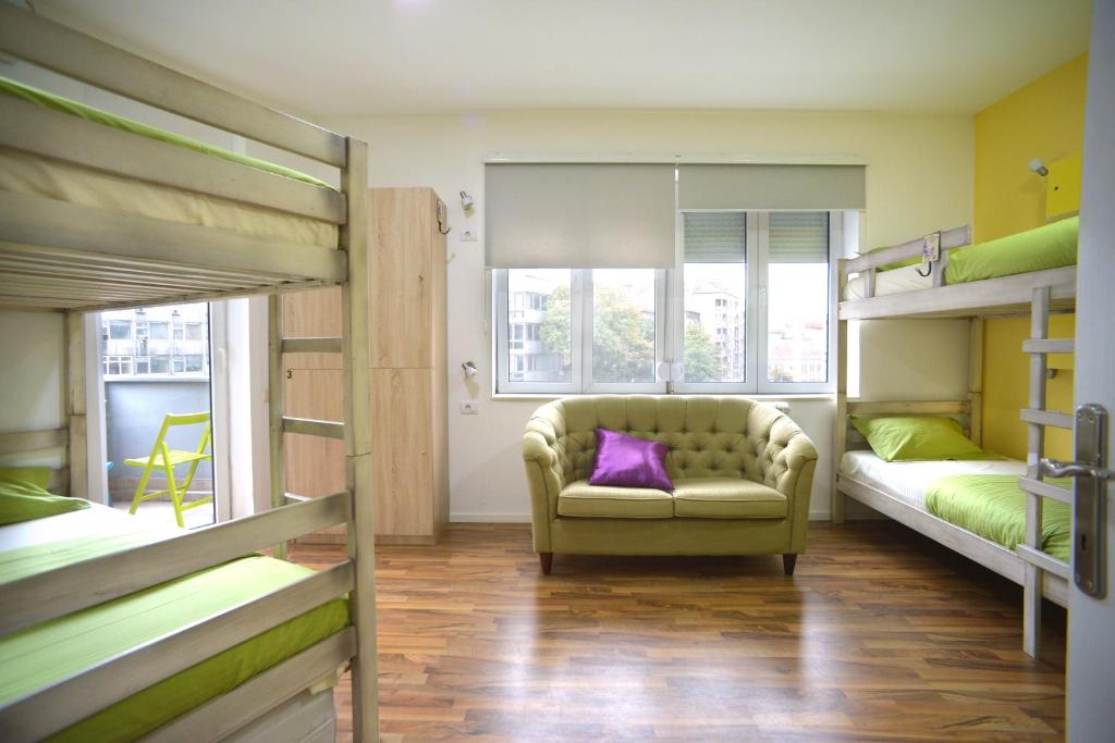 贝尔格莱德斯特拉诺特旅馆的客房设有双层床、沙发和椅子。