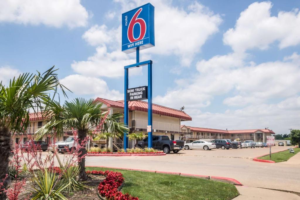 梅斯基特Motel 6-Mesquite, TX - Rodeo - Convention Ctr的停车场的卖偶标志