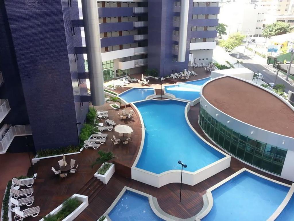 福塔莱萨沙滩克拉斯服务公寓的大楼游泳池的顶部景色