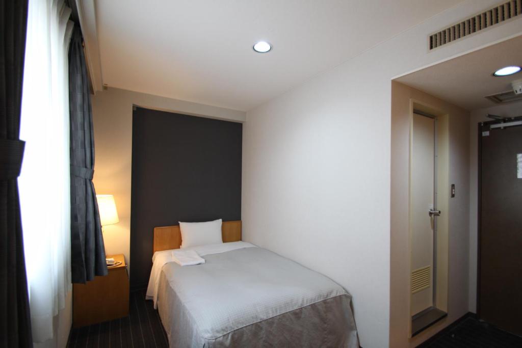 八户市维艾乐哈斯诺合附楼II酒店的一间小卧室,配有床和窗户