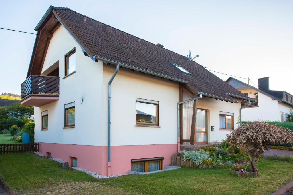 NiedermennigHaus Elfriede的白色粉红色的黑屋顶房屋