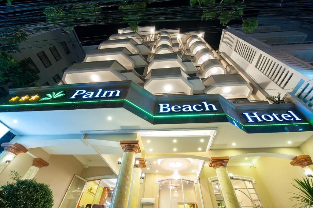 芽庄棕榈海滩酒店的上面有海滩酒店标志的建筑