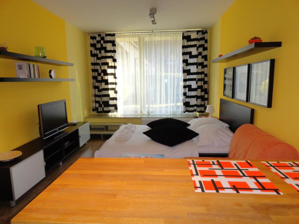 哈拉霍夫Ski-Bike Čertovka的一间卧室配有一张床和一台电视