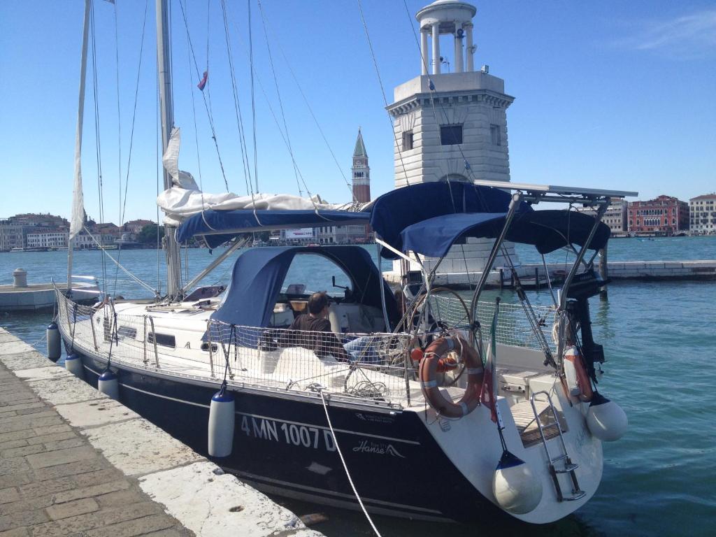 威尼斯Biennale boat & breakfast的船停靠在码头,有灯塔