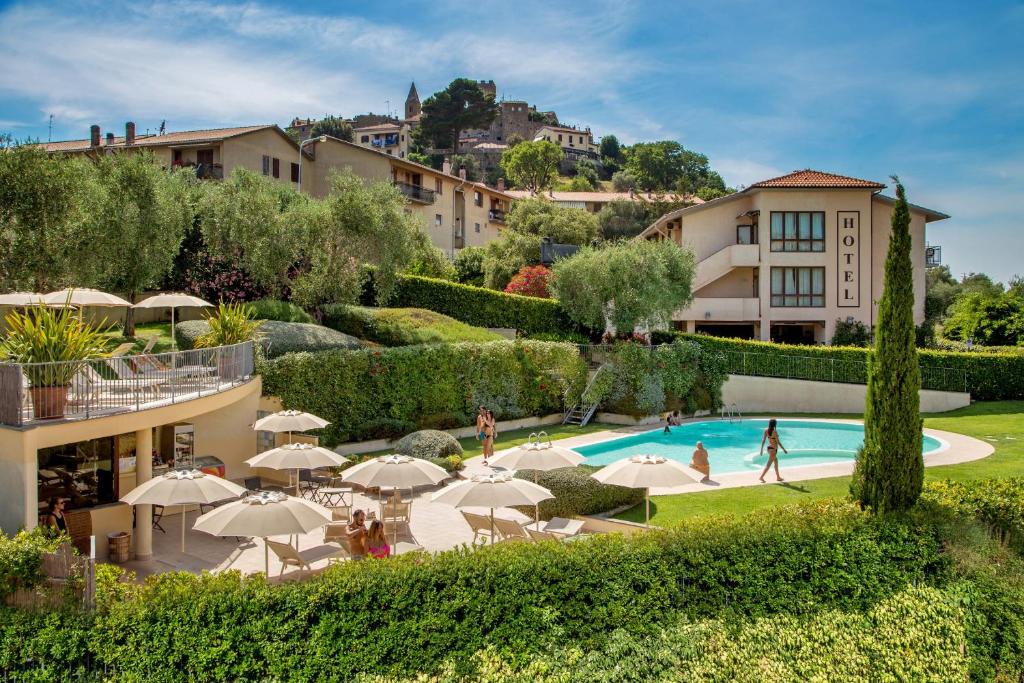 卡帕尔比奥瓦尔德布特洛酒店的享有带游泳池和遮阳伞的度假村景色