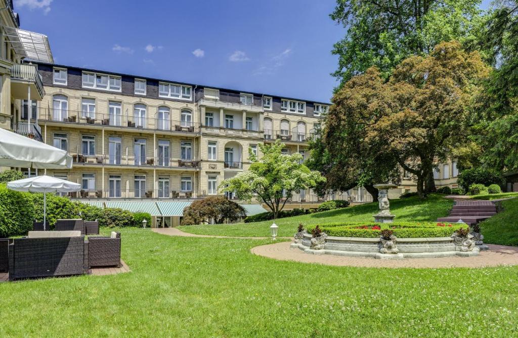 巴登-巴登索普赫公园酒店的大型建筑前的公园
