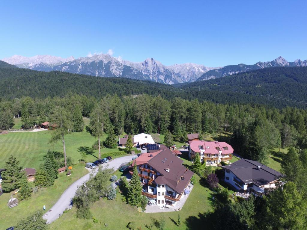 蒂罗尔-泽费尔德Landhaus Charlotte Apartments Tirol的享有高山上大房子的空中景色