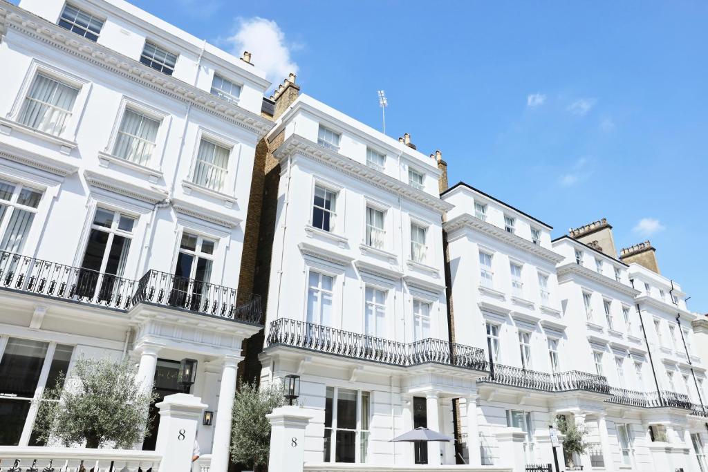伦敦10彭布里奇花园酒店的大型白色建筑,设有窗户和阳台