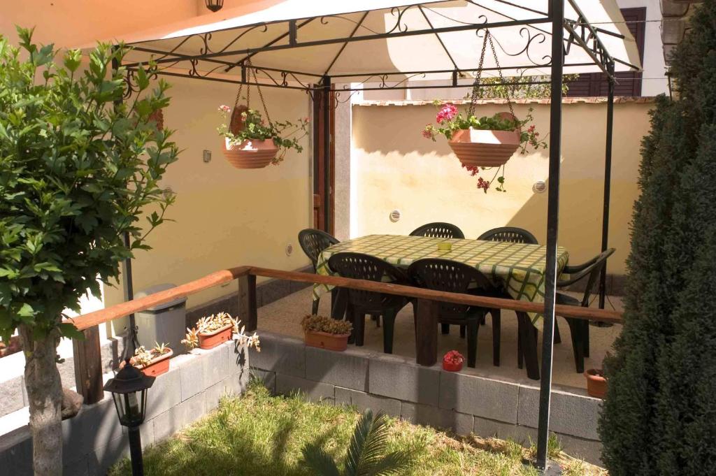 菲乌梅夫雷多迪西奇利亚太阳的色彩住宿加早餐旅馆的天井配有桌椅和盆栽植物