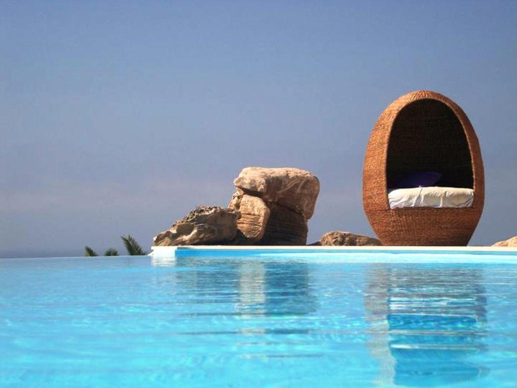 劳林哈Noiva do Mar的水上带床的度假游泳池