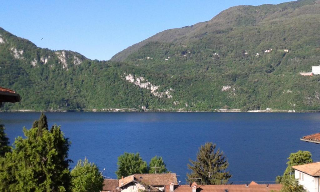 阿巴迪亚拉里亚纳B&B Le Colombine的享有山脉前方的湖景