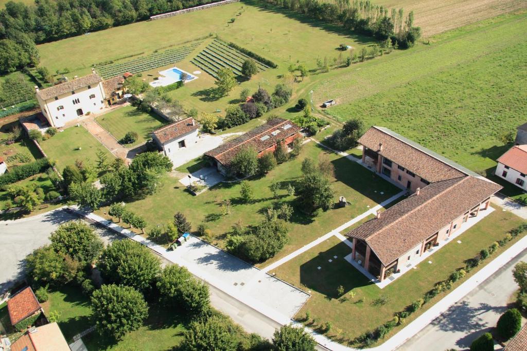 Povoletto多莫斯麦格纳农家乐的享有带庭院的房屋的空中景致