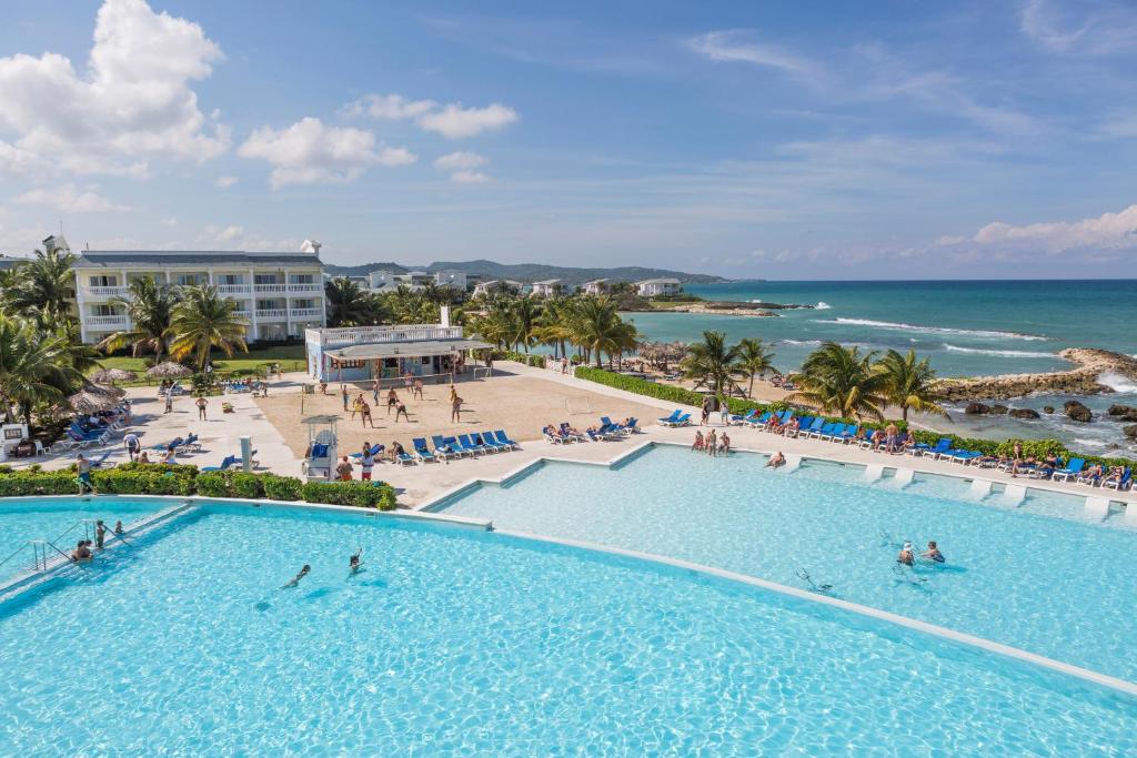 卢西牙买加帕拉丢姆度假村及Spa全包大酒店的海滩旁大型游泳池的顶部景色