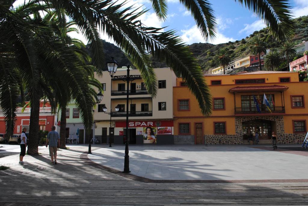 巴列埃尔莫索Hostal Casa Amaya的一条棕榈树在建筑前的街道