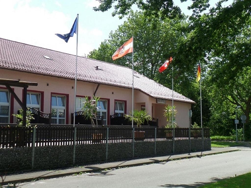 腓特烈港Hotel Heuschober的前面有旗帜的建筑