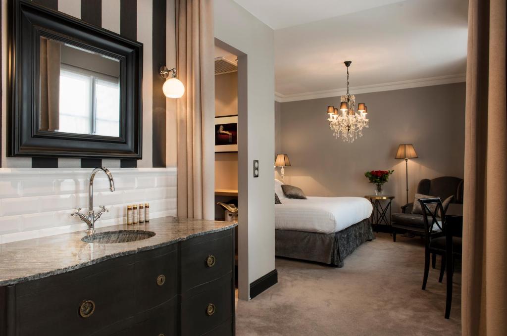 巴黎格拉莫尔别墅酒店的一间酒店客房 - 带一张床和一间浴室